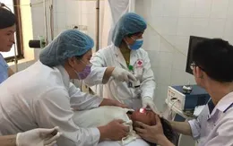 Gắp con vắt sống trong mũi bé trai 3 tuổi
