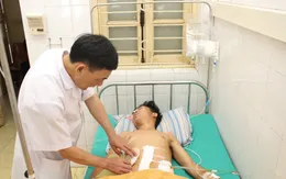 Một giờ sinh tử cứu bệnh nhân người Lào bị bắn vào ngực