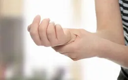 Cảnh báo tình trạng “run tay chân” ở người trẻ