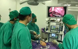 Bé gái 3 tuổi bị u tuyến thượng thận