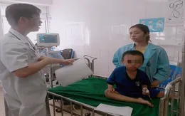 Bé trai 3 tuổi nguy kịch vì ăn gói thông rửa bồn cầu