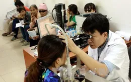 Tầm soát chống mù lòa cho 1.000 người dân