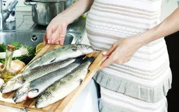 Phụ nữ mang thai có nên ăn hải sản?