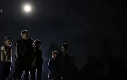Đi học dưới ánh trăng