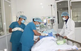 Phẫu thuật tim hở cho 2 bệnh nhân không có điều kiện chữa trị