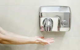 Máy sấy tay trong nhà vệ sinh phun lượng lớn vi khuẩn lên da