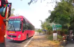 Bất chấp quy định, xe khách vượt ẩu, lấn sang làn ngược chiều