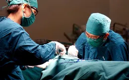 Hy hữu: Bé 7 tuổi bị xiên que đâm xuyên hậu môn