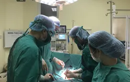 Người phụ nữ bị khối u lớn bằng 2 trẻ sơ sinh chèn ép tử cung