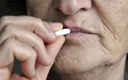 Thuốc ngủ có thể làm tăng nguy cơ gãy xương ở người già