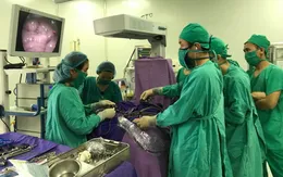 Trẻ sơ sinh 1 giờ tuổi bị dị tật cơ hoành hiếm gặp