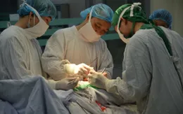 Điều trị thành công bệnh lý gãy cổ xương đùi cho 2 cụ bà gần 100 tuổi