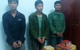 Bắt 3 đối tượng cõng 160kg pháo từ Lào về Việt Nam