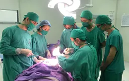 Phẫu thuật cắt u tuyến thượng thận cho trẻ 4 tháng tuổi