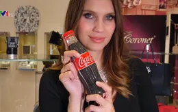 Túi xách hình chai Coca-Cola đính gần 10.000 mảnh kim cương