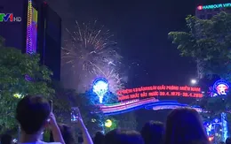 Pháo hoa rực sáng chào mừng 43 năm thống nhất đất nước