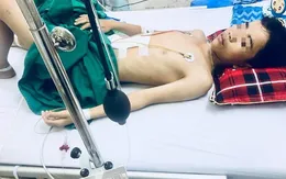 Ngã xe đạp điện, bé trai bị xe máy cán qua người kéo lê trên đường