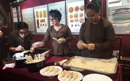 Các em thiếu nhi chơi hè cùng các nghệ sỹ, nghệ nhân dân gian tại Văn Miếu