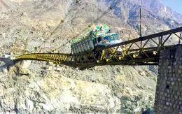 Du khách sẽ rùng mình khi đi trên những cây cầu này