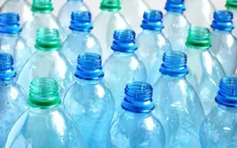 Nguy hại từ việc tái sử dụng chai nước nhựa