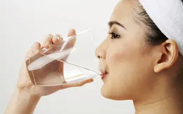 Uống thêm nước có làm chậm đi sự suy giảm chức năng thận?