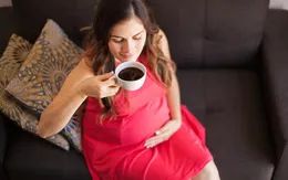 Thai phụ uống cà phê, con dễ bị béo phì