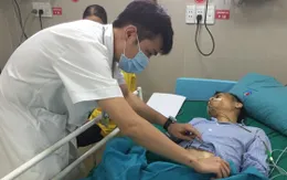 Chủ quan bệnh viêm loét dạ dày, người đàn ông vào viện cấp cứu vì thủng tạng rỗng