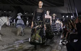 Christian Dior mang sàn diễn thời trang cao cấp vào... chuồng ngựa