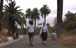 Độc đáo dịch vụ... người cùng đi dạo