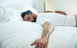 Ngủ nướng cuối tuần giúp tăng tuổi thọ