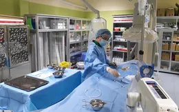 Tiến hành tán sỏi mật qua da cho một nam bệnh nhân