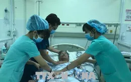 Trực thăng bay xuyên đêm, đưa ngư dân về đất liền cấp cứu