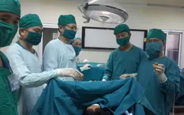 Hy hữu người đàn ông có viên sỏi thận to bằng nắm tay người