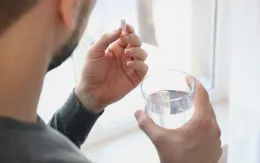 Ho ra máu vì uống thuốc chưa bóc vỏ