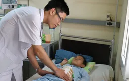 Chậu hoa đổ vào người, trẻ bị chấn thương đầu, đứt tụy, vỡ gan