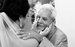 Ai cũng phải rơi nước mắt vì tình cha con trong ngày cưới của con gái