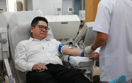 Người đàn ông nước ngoài hiến máu hiếm cứu bệnh nhi ung thư