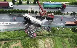 Xe khách đâm trực diện xe tải trên cao tốc Trung Quốc