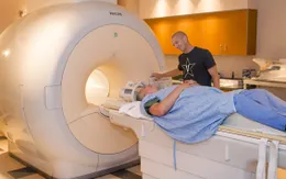 Chụp cộng hưởng từ MRI khiến nhiều người trám răng dễ ngộ độc