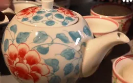 Họa tiết Việt trên gốm sứ kiểu dáng nước ngoài