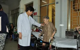 Thay khớp háng cho cụ bà 104 tuổi