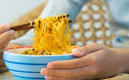 Ăn nhiều mì ăn liền gây hại đến sức khỏe như thế nào?