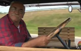 Cổ động viên lái máy kéo đi xem World Cup