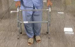 Ngã từ trên giường xuống, người phụ nữ bị liệt chân trái