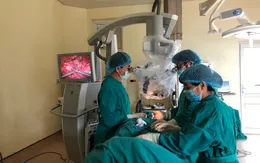 Phẫu thuật khối u tủy sống hiểm cho bệnh nhân người Lào