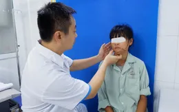 Giải thoát một bé gái khỏi khuôn mặt đầy sẹo do ngã úp mặt vào lửa