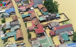 Hơn 100 nhà dân ở Bùi Xá, Hà Nội vẫn ngập trong nước