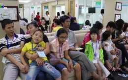 Khám và phẫu thuật mắt miễn phí cho gần 100 trẻ em ở Tuyên Quang