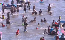 Nắng nóng, bãi biển Sầm Sơn đông nghịt người tắm giải nhiệt