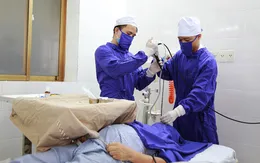 Gắp mảnh xương vịt nằm 1 tháng trong phế quản bệnh nhân